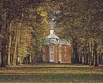 Sicht auf den Zentralpavillon von Clemenswerth von einer Allee aus gesehen